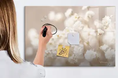 Pizarra borrable de cristal con imanes decorada con flores blancas pequeñas