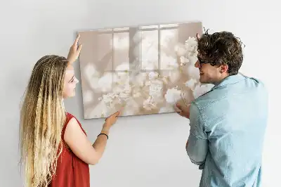 Pizarra borrable de cristal con imanes decorada con flores blancas pequeñas