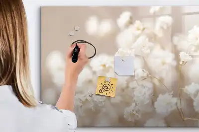 Pizarra borrable de cristal con imanes decorada con flores blancas pequeñas