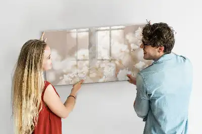 Pizarra borrable de cristal con imanes decorada con flores blancas pequeñas