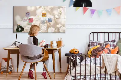 Pizarra borrable de cristal con imanes decorada con flores blancas pequeñas