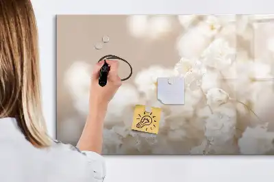 Pizarra borrable de cristal con imanes decorada con flores blancas pequeñas
