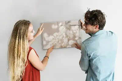 Pizarra borrable de cristal con imanes decorada con flores blancas pequeñas