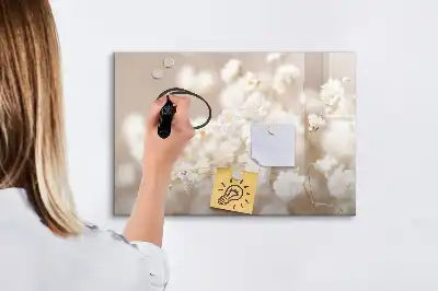 Pizarra borrable de cristal con imanes decorada con flores blancas pequeñas