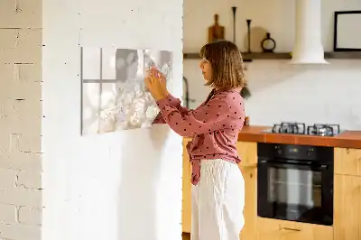 Pizarra borrable de cristal con imanes decorada con flores blancas pequeñas