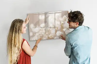 Pizarra borrable de cristal con imanes decorada con flores blancas pequeñas