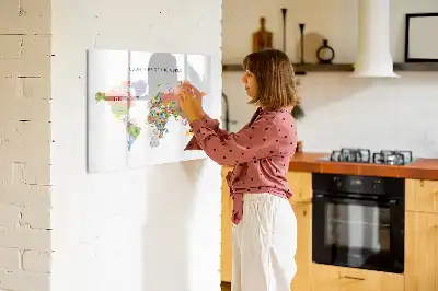 Pizarra magnética de pared con rotulador y diseño de mapa con banderas
