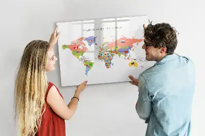Pizarra magnética de pared con rotulador y diseño de mapa con banderas