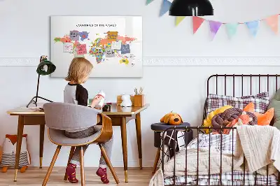 Pizarra magnética de pared con rotulador y diseño de mapa con banderas