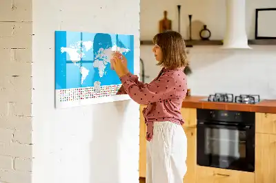 Pizarra magnética de pared con rotulador y diseño de mapa con contornos de países