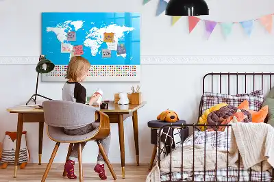 Pizarra magnética de pared con rotulador y diseño de mapa con contornos de países