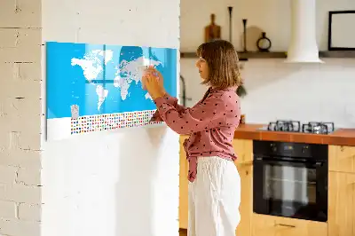 Pizarra magnética de pared con rotulador y diseño de mapa con contornos de países