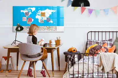 Pizarra magnética de pared con rotulador y diseño de mapa con contornos de países