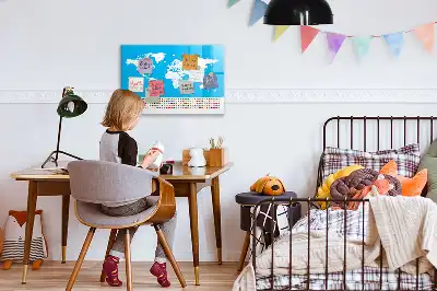 Pizarra magnética de pared con rotulador y diseño de mapa con contornos de países