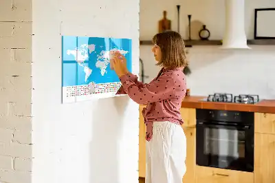 Pizarra magnética de pared con rotulador y diseño de mapa con contornos de países