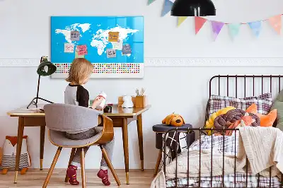 Pizarra magnética de pared con rotulador y diseño de mapa con contornos de países