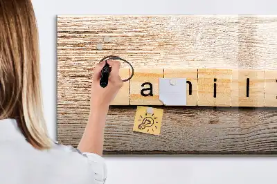 Pizarra magnética de pared con diseño de texto familia y rotulador