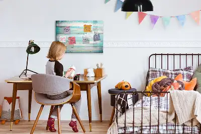 Pizarra magnética de pared en color azul con rotulador
