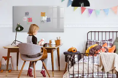 Pizarra borrable de cristal con imanes de color gris claro