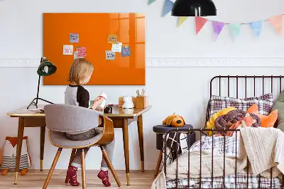 Pizarra borrable de cristal con imanes de color naranja