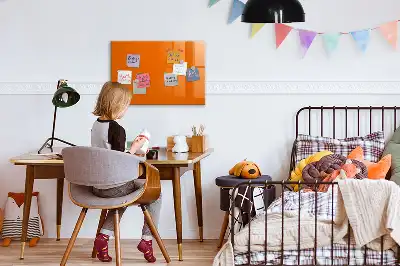 Pizarra borrable de cristal con imanes de color naranja