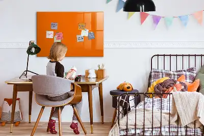 Pizarra borrable de cristal con imanes de color naranja