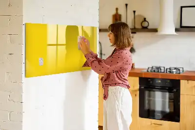 Pizarra borrable de cristal con imanes en color amarillo claro