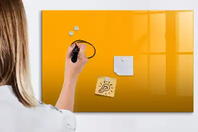 Pizarra magnética de pared con rotulador en color amarillo oro