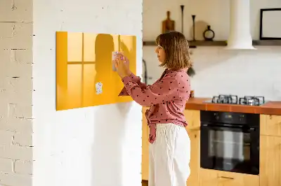 Pizarra magnética de pared con rotulador en color amarillo oro