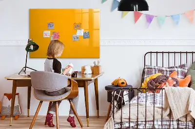 Pizarra magnética de pared con rotulador en color amarillo oro