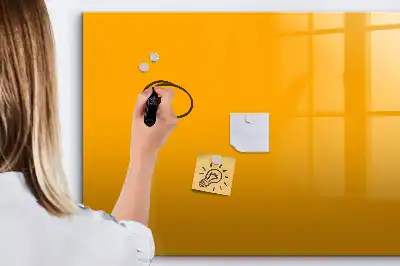Pizarra magnética de pared con rotulador en color amarillo oro