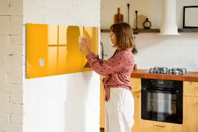 Pizarra magnética de pared con rotulador en color amarillo oro
