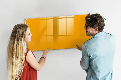 Pizarra magnética de pared con rotulador en color amarillo oro