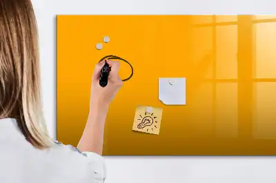 Pizarra magnética de pared con rotulador en color amarillo oro