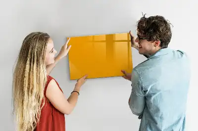Pizarra magnética de pared con rotulador en color amarillo oro