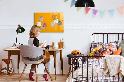 Pizarra magnética de pared con rotulador en color amarillo oro