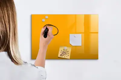 Pizarra magnética de pared con rotulador en color amarillo oro