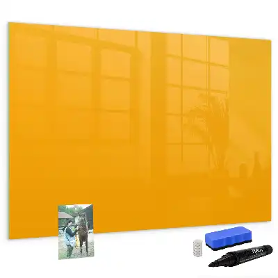 Pizarra magnética de pared con rotulador en color amarillo oro