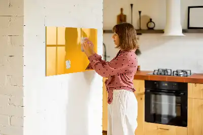 Pizarra magnética de pared con rotulador en color amarillo oro