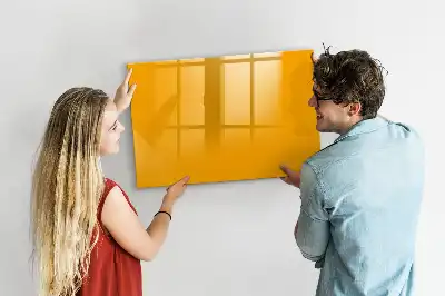 Pizarra magnética de pared con rotulador en color amarillo oro
