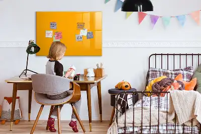 Pizarra magnética de pared con rotulador en color amarillo oro