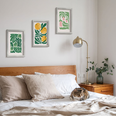 Tríptico enmarcado Diseños minimalistas de plantas con frutas y hojas.