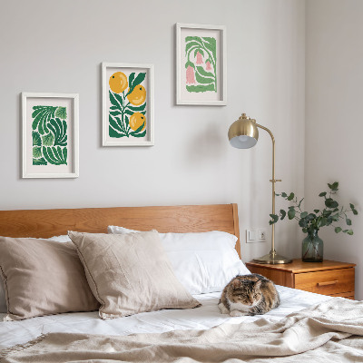 Tríptico enmarcado Diseños minimalistas de plantas con frutas y hojas.