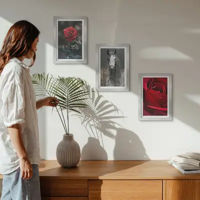 Juego de 3 cuadros decorativos con diseño de rosas rojas y un caballo en un entorno gris