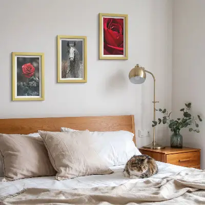 Juego de 3 cuadros decorativos con diseño de rosas rojas y un caballo en un entorno gris
