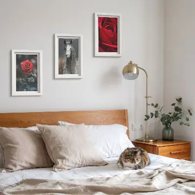 Juego de 3 cuadros decorativos con diseño de rosas rojas y un caballo en un entorno gris