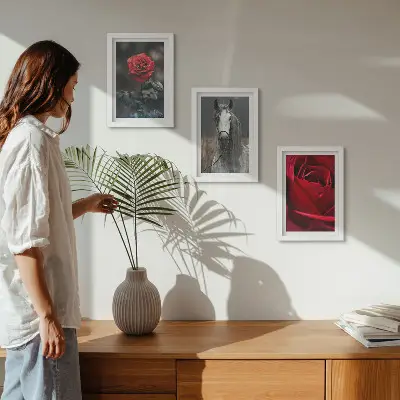 Juego de 3 cuadros decorativos con diseño de rosas rojas y un caballo en un entorno gris