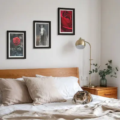 Juego de 3 cuadros decorativos con diseño de rosas rojas y un caballo en un entorno gris