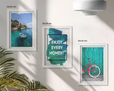 Tríptico enmarcado vista al mar con barco y bicicleta e inscripción inspiradora
