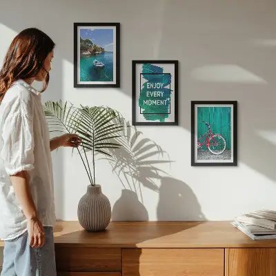 Tríptico enmarcado vista al mar con barco y bicicleta e inscripción inspiradora